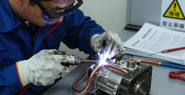 冰箱压缩机拆卸_压缩冰箱拆装维修机多少钱_冰箱的压缩机维修拆装